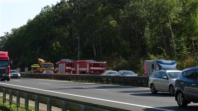 Nákladní auto na dálnici D11 se po nehod s kamionem obrátilo na bok....