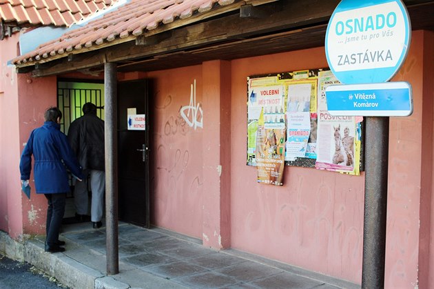 Ve Vítzné na Trutnovsku volí lidé z osady Komárov na autobusové zastávce.