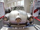 Luxusn aerodynamick automobil vy tdy Tatra T87 byl vyrbnou...