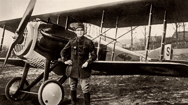 Vilém Stanovský jako příslušník francouzského letectva se svou stíhačkou SPAD... Vilém Stanovský jako příslušník francouzského letectva se svou stíhačkou SPAD...