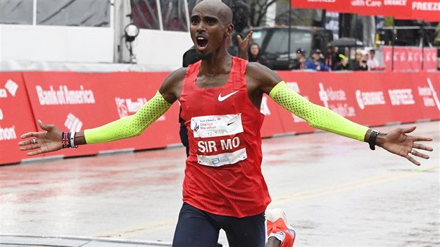 Britský vytrvalec Mo Farah probíhá cílem Chicagského maratonu. Britský vytrvalec Mo Farah probíhá cílem Chicagského maratonu.