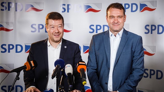 Tomio Okamura a Radim Fiala v pražském volebním štábu SPD. (6. října 2018) Tomio Okamura a Radim Fiala v pražském volebním štábu SPD. (6. října 2018)