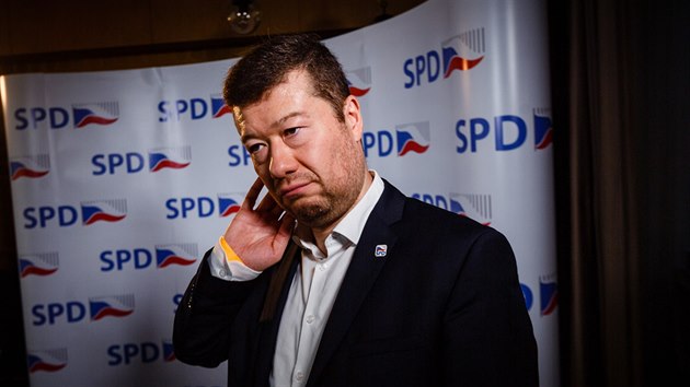 Předseda SPD Tomio Okamura v pražském volebním štábu. (6. října 2018) Předseda SPD Tomio Okamura v pražském volebním štábu. (6. října 2018)