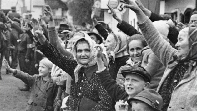 A nejen je, i starší a mladší ročníky obyvatelstva si také oblíbily nacistický... A nejen je, i starší a mladší ročníky obyvatelstva si také oblíbily nacistický...