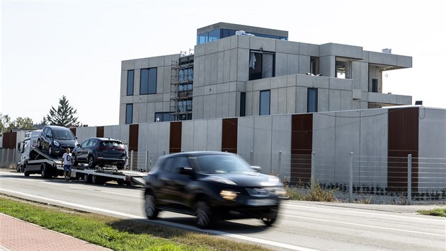 Pohled na masivní betonový dům obehnaný čtyřmetrovou zdí, který si v Plumlovské... Pohled na masivní betonový dům obehnaný čtyřmetrovou zdí, který si v Plumlovské...