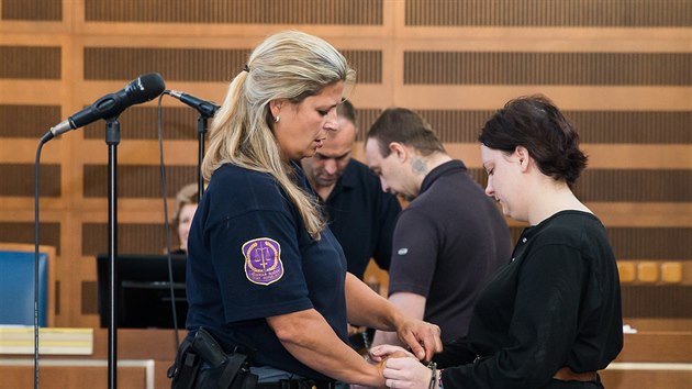 Exmanželé Jaroslav a Petra Janákovi obžalovaní z vraždy u Krajského soudu v... Exmanželé Jaroslav a Petra Janákovi obžalovaní z vraždy u Krajského soudu v...