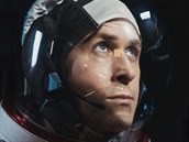 Neil Armstrong (Ryan Gosling) se po padesáti letech dočkal zasloužené biografie.