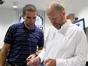 Lídr ODS Karel Haas(v tmavém) sleduje výsledky voleb. Lídr ODS Karel Haas(v tmavém) sleduje výsledky voleb.