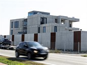 Pohled na masivní betonový dům obehnaný čtyřmetrovou zdí, který si v Plumlovské... Pohled na masivní betonový dům obehnaný čtyřmetrovou zdí, který si v Plumlovské...