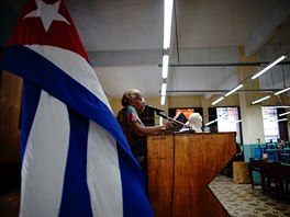Grisel Valdezová pedítající svým kolegm v továrn na výrobu kubánských...
