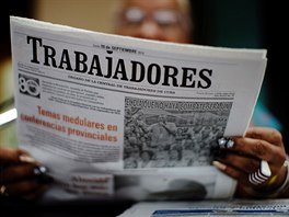 Grisel Valdezová te noviny svým kolegm v továrn na kubánské doutníky.