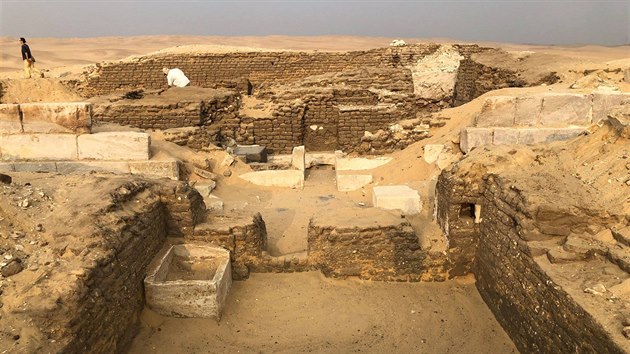 et archeologov odkryli v egyptskm Absru vpencovou hrobku vysoce postavenho ednka z poloviny pt dynastie.