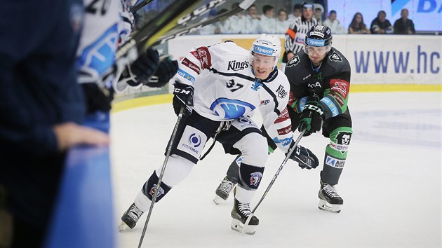 Mladoboleslavský Lukáš Žejdl (vpravo) nahání Conora Allena z Plzně.