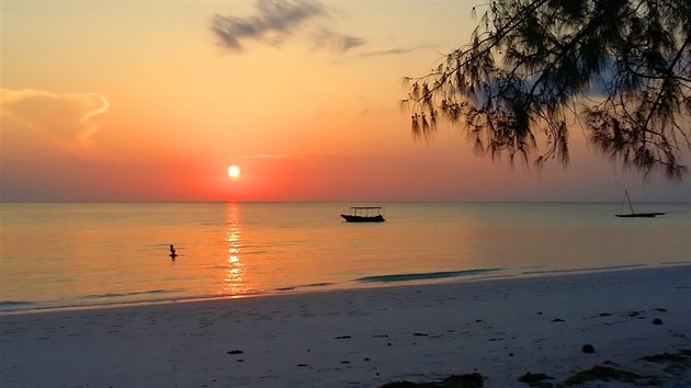 Romantick due naleznou na Zanzibaru a Pemb zpady slunce jako vystien z turistickho prvodce. K tomu sklenka vychlazenho jihoafrickho vna nebo koktejl  namixovan zrunm barmanem navod pocit dokonal dovolen.