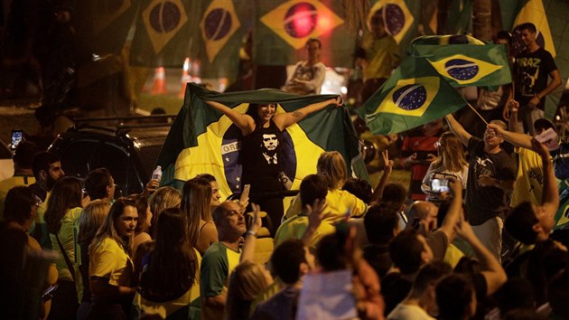 Pznivci Jaira Bolsonara slav jeho vtzstv v prvnm kole brazilskch prezidentskch voleb, ve druhm kole se utk s Fernandem Haddadem. (7. jna 2018)