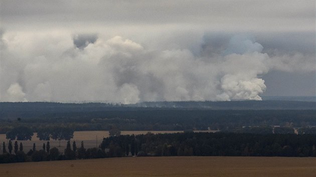 Vojenskm muninm skladem na severu Ukrajiny pobl obce Ia v ernihivsk oblasti otsla rno exploze spojen s porem, kvli emu ady evakuovaly zhruba 10 tisc lid. (9. jna 2018)