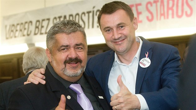 Starostm pili fandit i sentor a starosta Chrastavy Michael Canov (vlevo) a hejtman Libereckho kraje Martin Pta.