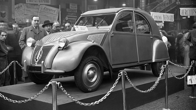 Pedstaven automobilu Citron 2CV v pavilonu Grand Palais v rmci Paskho autosalonu (7. jna 1948).
