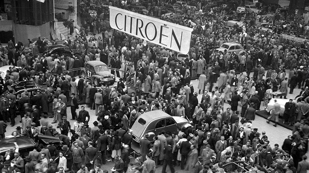 Pedstaven automobilu Citron 2CV v pavilonu Grand Palais v rmci Paskho autosalonu (7. jna 1948).