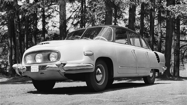 Pedstaven novho estimstnho osobn automobilu Tatra 603 u zmku Konopit (13. ervna 1956)