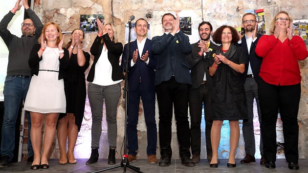 Jan Čižinský (uprostřed) oslavuje ve volebním štábu uskupení Praha sobě v pražském Vnitroblocku. (6. října 2018)