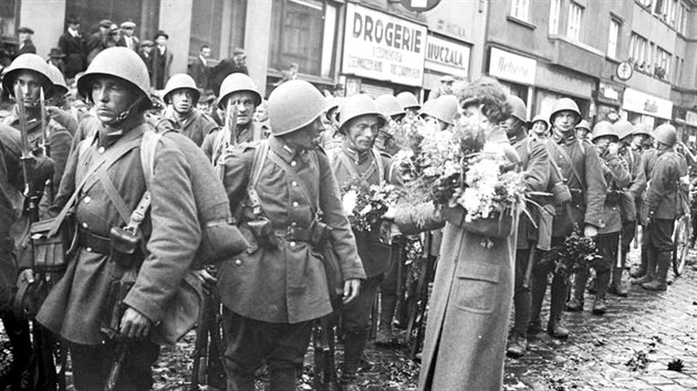 Polsk vojsko v eskm Tn dostvalo v jnu 1938 od lid polsk nrodnosti kytky. Konen soust Polska! Ale jen necel rok.