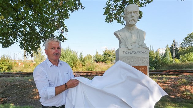 Jaroslav Havlek odhalil bustu T.G.M. v Knskch Dvorech v eskch Budjovicch.