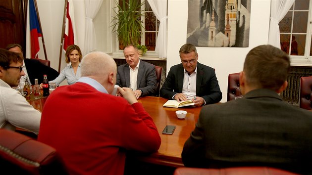 Jednn o vzniku brnnsk superkoalice tvoen hnutm ANO, ODS, KDU-SL a SSD. Zepedu zprava souasn primtor Petr Vokl, jeho nmstek Richard Mrzek (oba ANO) a ldryn ODS Markta Vakov.