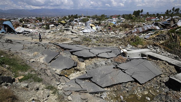 Msto Pelu na indonskm ostrov Sulawesi se potk s nsledky zemtesen a vlny tsunami. (9.10.2018)