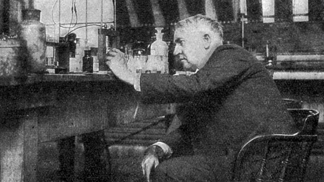 Thomas Alva Edison v laboratoi