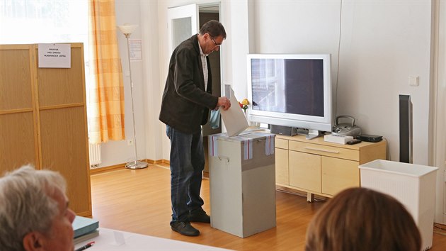 Bval starosta lipnice Ladislav Hork ve volebn mstnosti. Akoliv byl jen ped nkolika dny podmnen proputn z vzen, v komunlnch volbch kandiduje. Starostou se vak dle rozhodnut soudu znovu stt nesm.