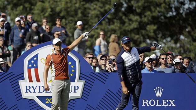 Henrik Stenson (vlevo) a Brooks Koepka signalizuj, e mek po nepovedenm odpalu m doleva.