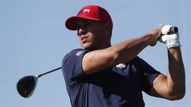 Brooks Koepka s driverem v ruce pi Ryder Cupu.