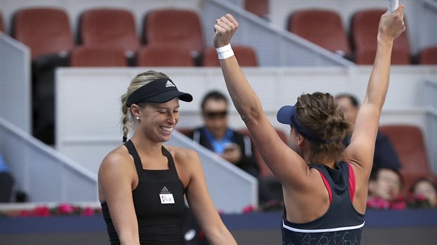 Andrea Sestini Hlavkov (vlevo) a Barbora Strcov po triumfu ve tyhe na turnaji v Pekingu.