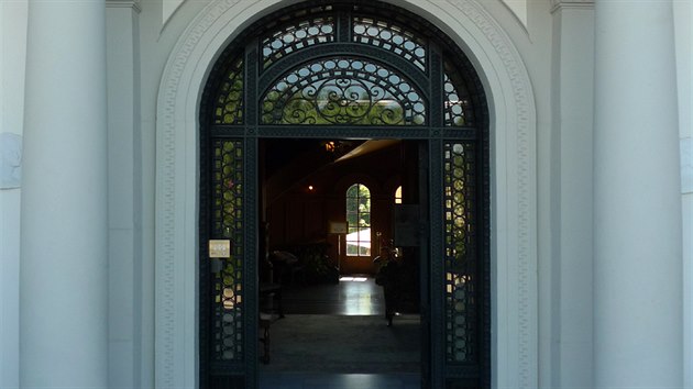 Hlavn vchod do vily