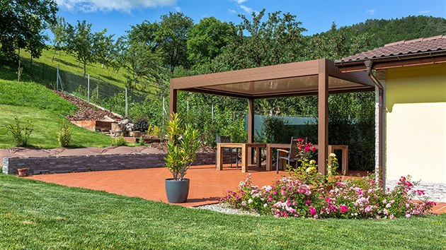V zahradnm domku je nejen prostor pro nad a techniku, ale i pro odpoinek  je zde sauna a mal letn kuchyka, ideln napklad na zahradn oslavy.