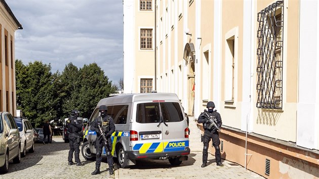 Za doprovodu policejn eskorty se do olomouckho Vlastivdnho muzea vrtila vzcn prvorepublikov ptitiscovka ocenn experty na dva miliony korun. Ta je nejcennjm expontem nov vstavy k vron vzniku eskoslovenska.