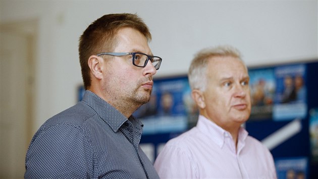 Ldr olomouck kandidtky ODS Martin Major (vlevo) pozoruje spolen s Ivanem Kosatkem ve volebnm tbu stn hlas. Strana skonila tvrt se ziskem 10,9 procent hlas znamenajcm pt mandt.