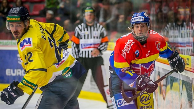 Pavel Novk (vpravo) z eskch Budjovic v duelu s stm