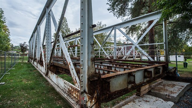 Nov most ve Svinarech dostal ocelov oblouky, na snmku st pvodnho mostu (2. 10. 2018).