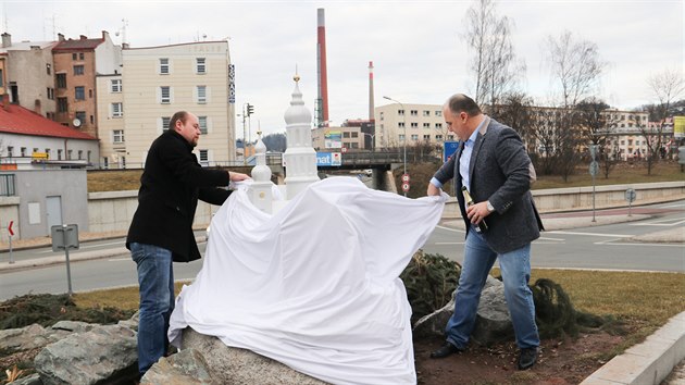 Místostarosta Náchoda Jan Čtvrtečka (vlevo) a starosta Jan Birke při odhalení modelu zámku na okružní křižovatce u Čedoku (10. 3. 2018)
