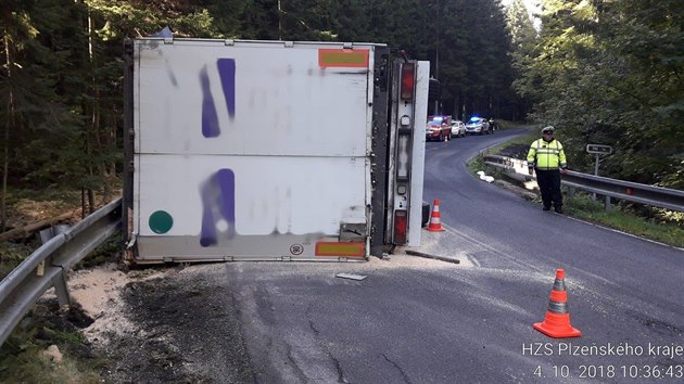 Nehoda kamionu zablokovala silnici mezi pikem a Hojsovou Str na Klatovsku.