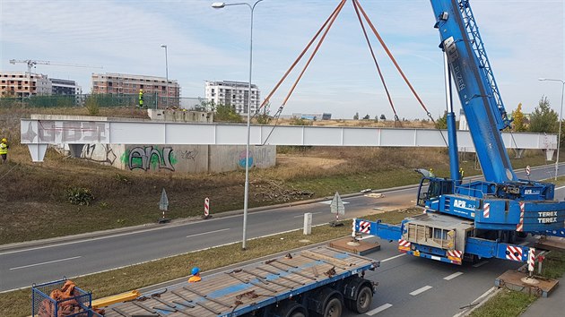 Kovov lvka nad klatovskm dlninm pivadem pomalu kles k zemi. asem ji nahrad most pro tramvaje. (6. 10. 2018)