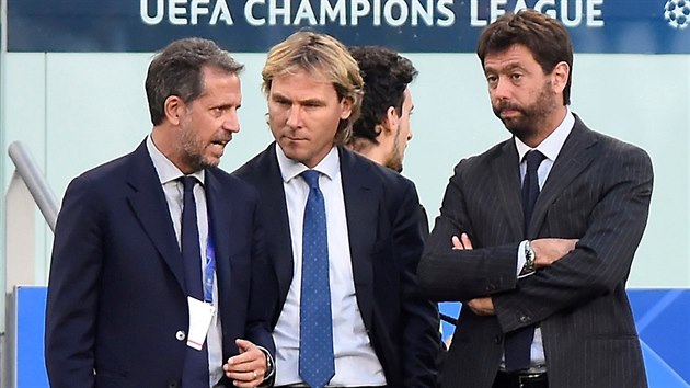 Sportovn editel Juventusu Fabio Paratici, viceprezident klubu Pavel Nedvd a prezident Andrea Agnelli diskutuj ped zatkem utkn s Young Boys Bern.