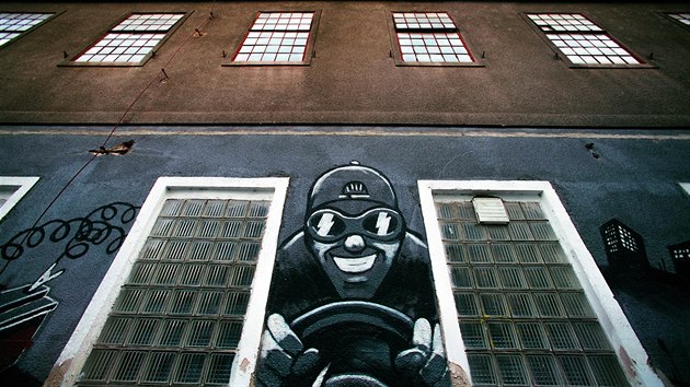 U Paprny. Budova autobazaru v jedn z holeovickch ulic je v duchu street artu vyzdobena vtipnmi obrzky.