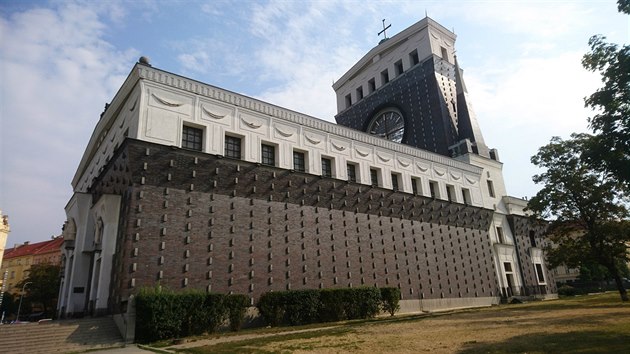 Kostel Nejsvtjho Srdce Pn. Kombinace renho obkladu a uly na fasd pipomn krlovsk hermeln. 