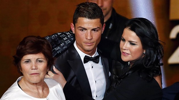 Cristiano Ronaldo, jeho matka Dolores Aveiro a sestra Katia (13. ledna 2014)