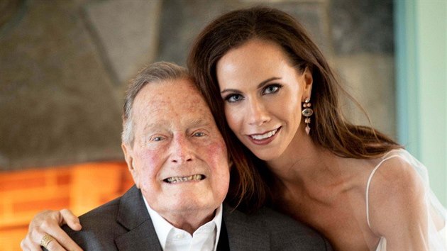 George Bush star a jeho vnuka Barbara Pierce Bushov v den jej svatby (Kennebunkport, 7. jna 2018)