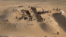 etí archeologové odkryli v egyptském Abúsíru vápencovou hrobku vysoce...