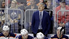 Trenér Todd McLellan na střídačce Edmontonu při utkání na ledě německého týmu... Trenér Todd McLellan na střídačce Edmontonu při utkání na ledě německého týmu...